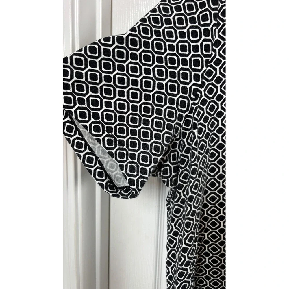 Catherines Women 1X 18/20W Black White Geometric V-Neck Short Sleeve Top
